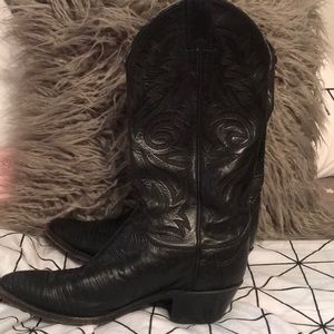 Women’s solid black boots